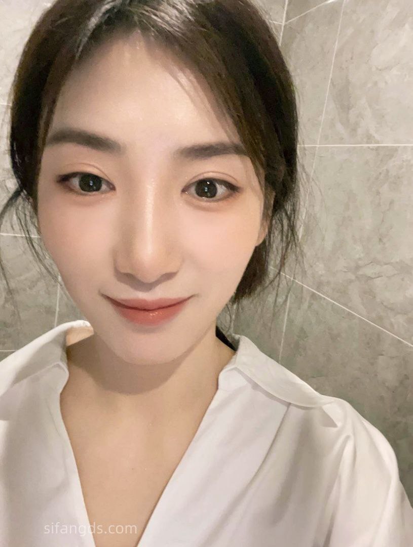某风韵少妇背着丈夫赴约酒店与同事偷情并拍摄挑逗视频