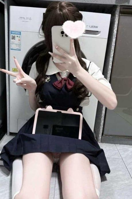 每日大赛 某网络博主发布极品嫩妹近距离自慰视频展示白虎私处细节