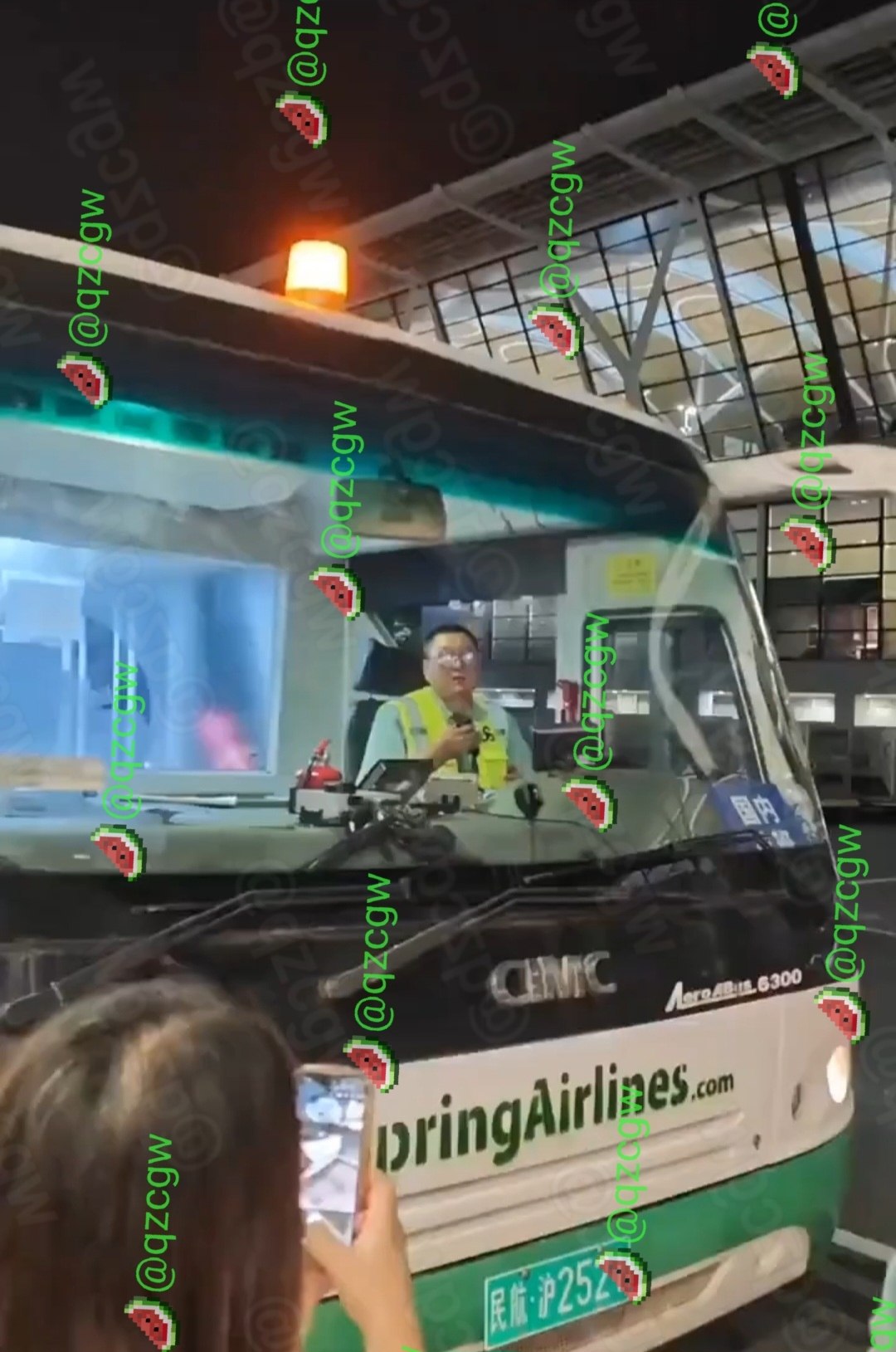 上海浦东机场春秋航空摆渡车空调故障导致乘客被困闷热车厢近四十分钟