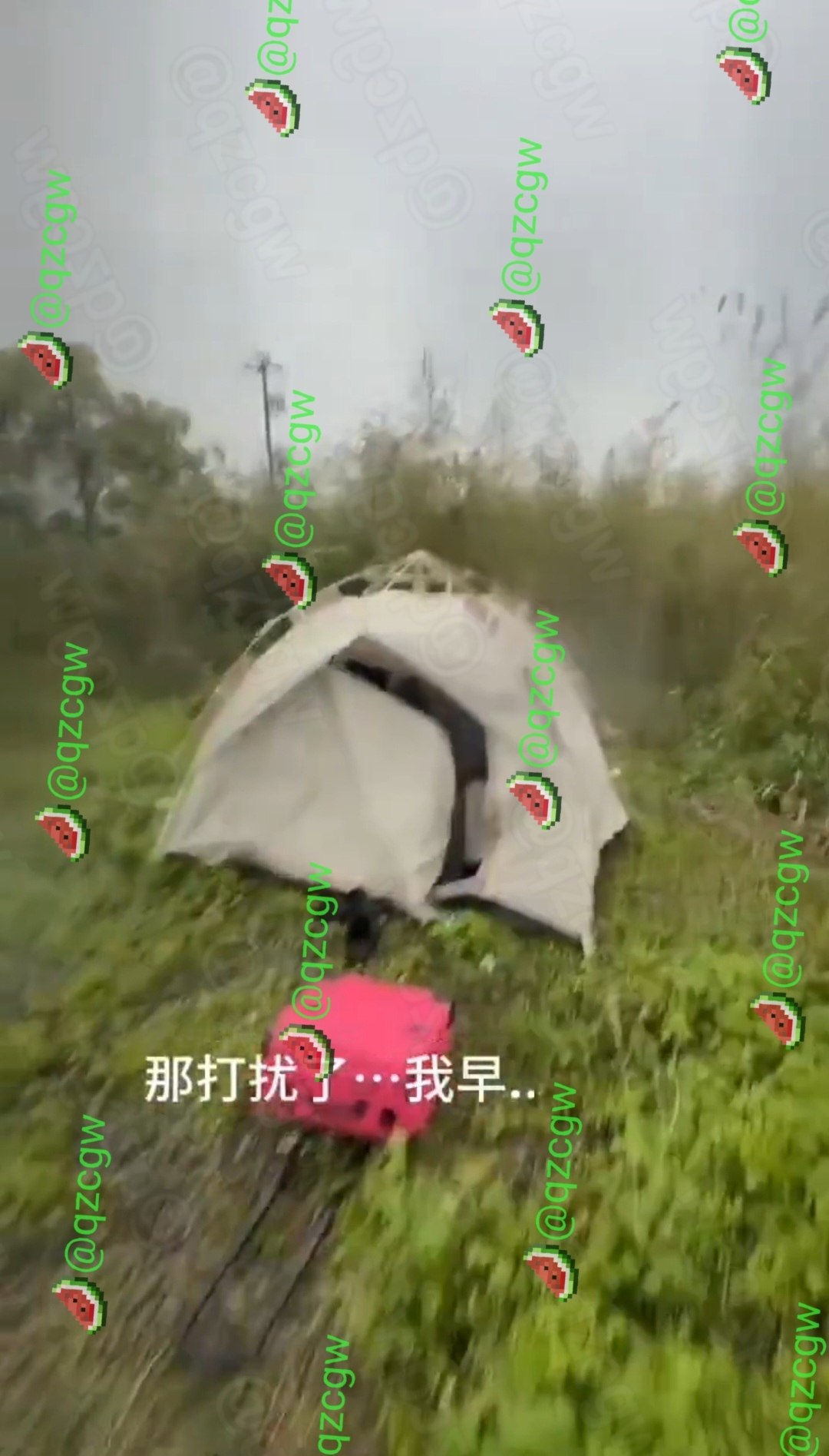 荒山暴雨中五名年轻人挤在狭窄帐篷内拒绝本科小伙加入骑行圈