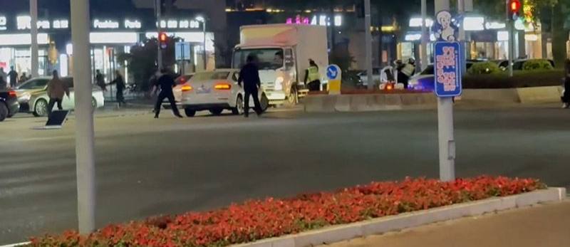 中山港口镇白色货车逆行狂飙接连撞飞路人并倒车二次碾压