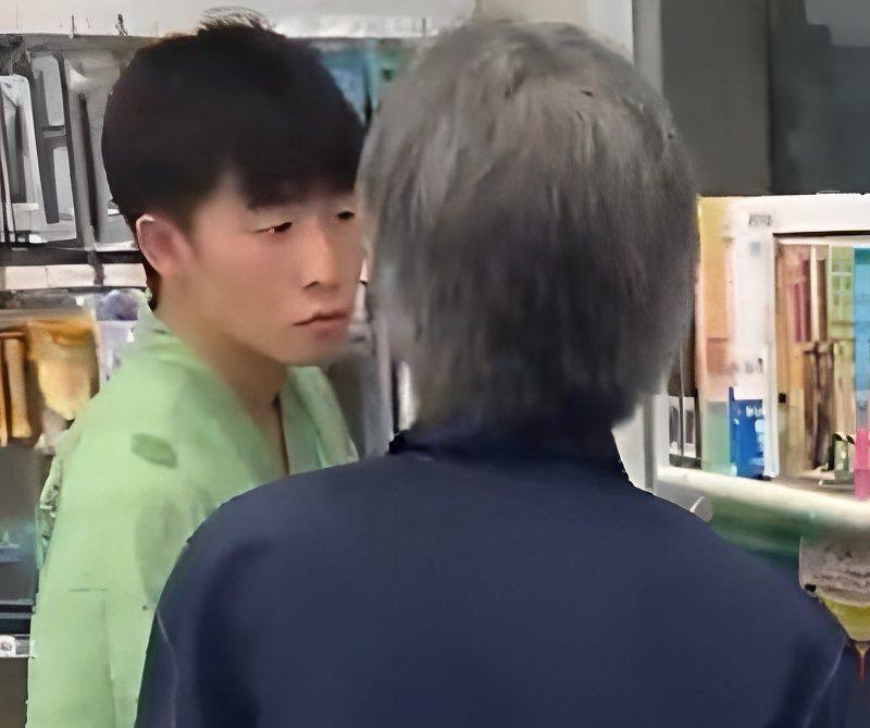 日本男子在全家便利店对着女优海报公然手淫被店员当场抓获