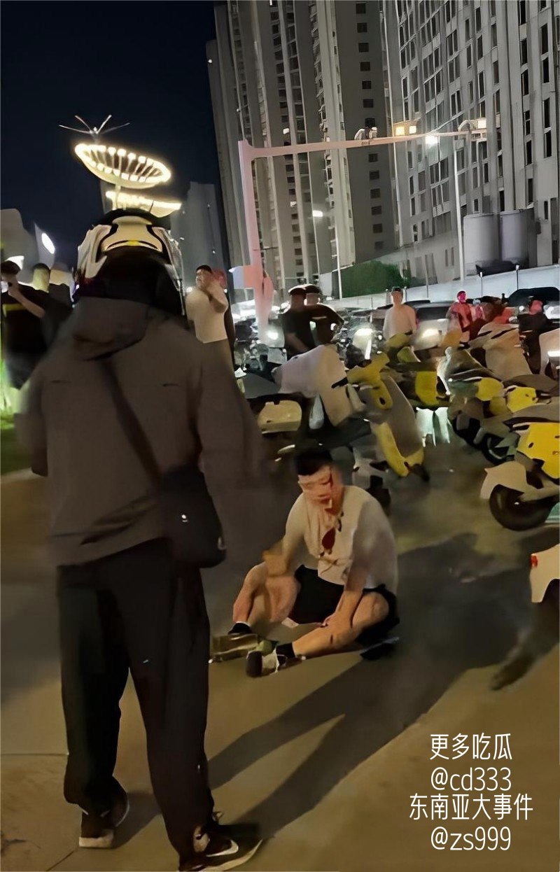 江都佳源广场七夕节保时捷车主因电瓶车占道引发肢体冲突现场视频流出