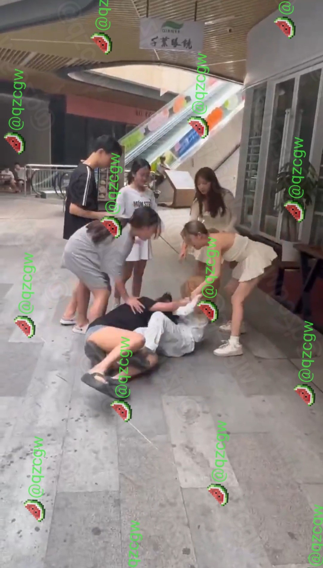 商场户外多名染发潮流少女发生激烈肢体冲突多人被按倒在地互撕头发