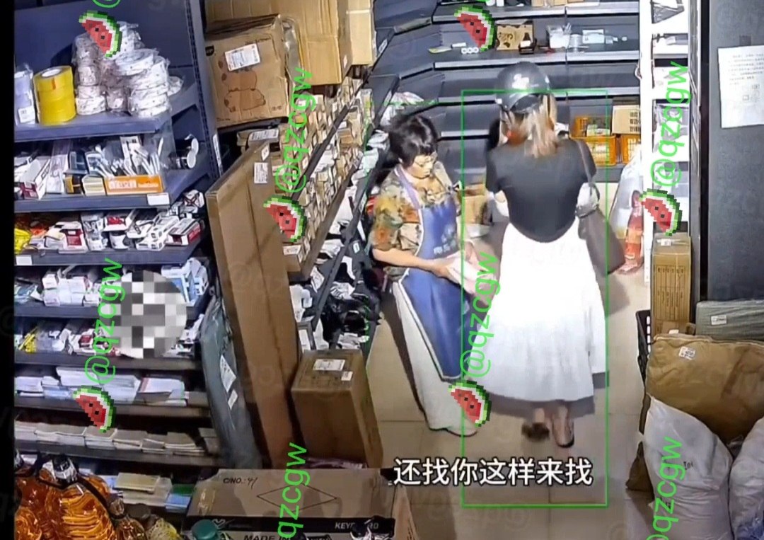白裙女子路过小店恶意踢飞他人快递包裹并辱骂店员脑子有病