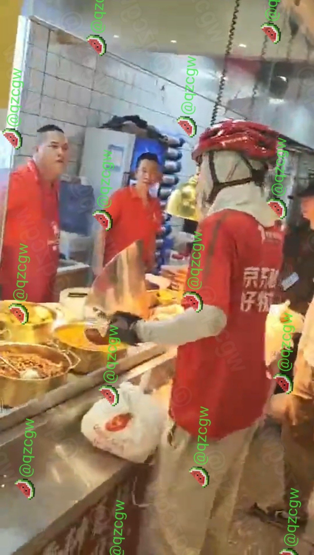 成都一餐饮店员与京东骑手因取餐纠纷引发肢体冲突并围殴骑手