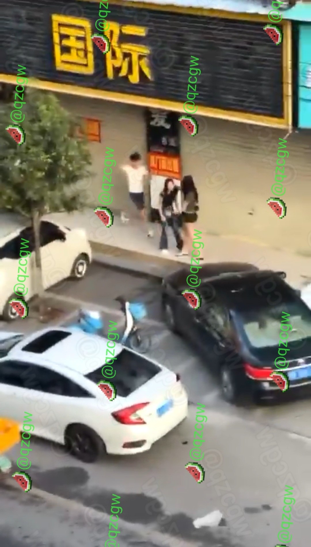 广西玉林街头发生激烈肢体冲突多名精神小伙参与群殴导致现场混乱