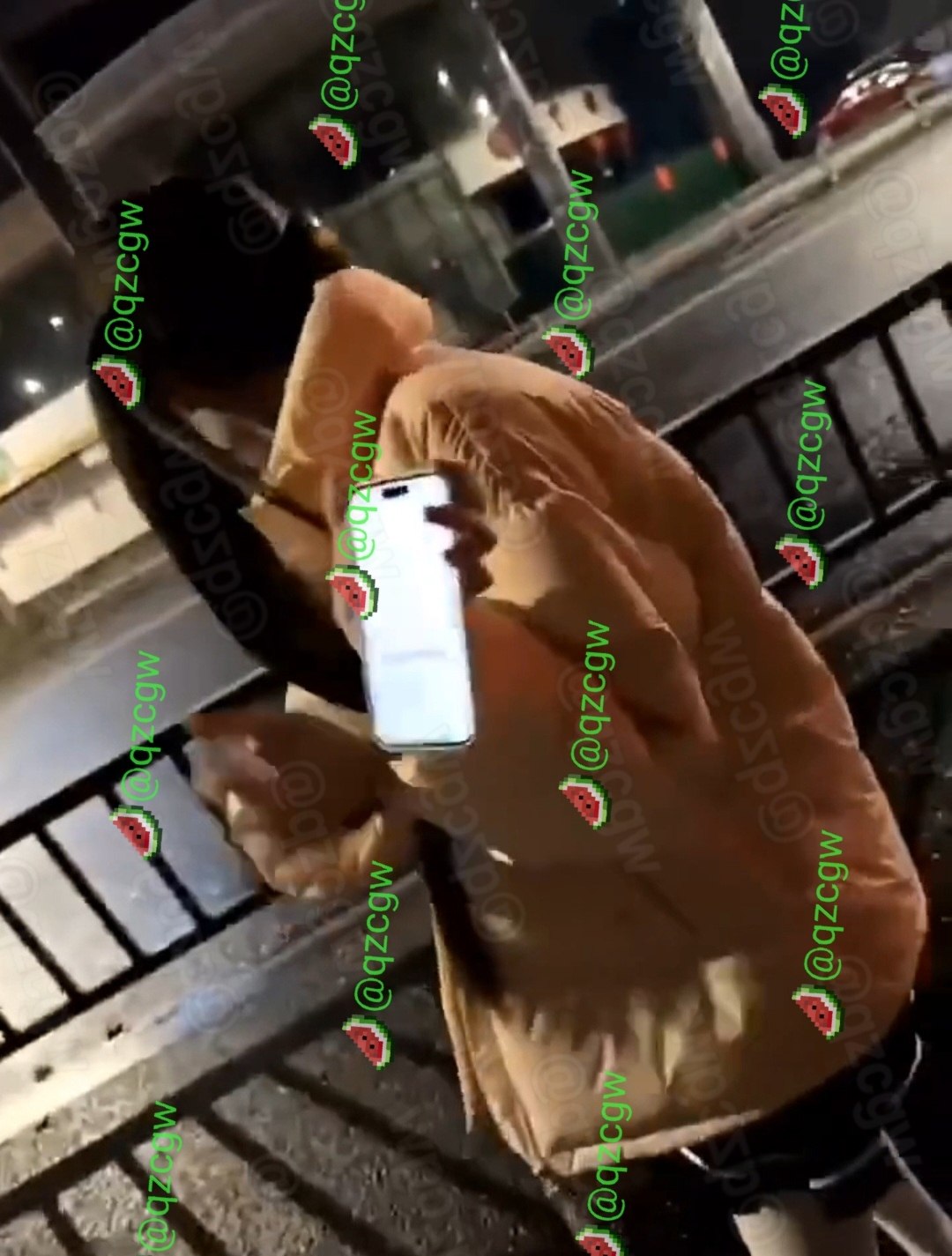 清纯网红转型福利姬一年狂揽五百万,高额收益揭开灰色产业暴利真相