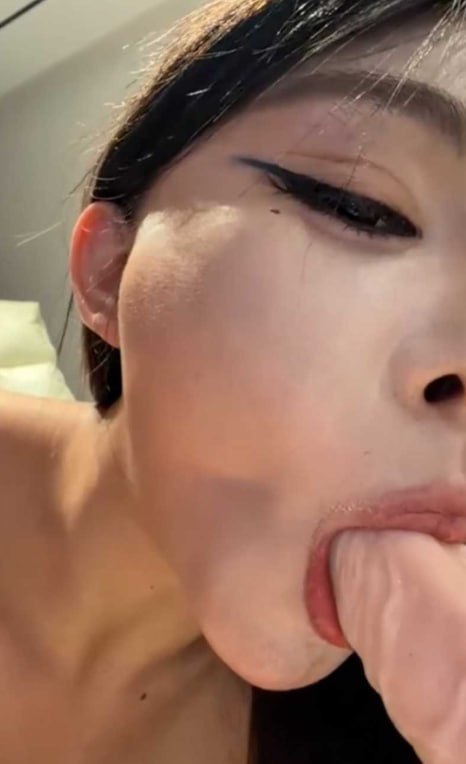 高颜值御姐身着开裆黑丝情趣装使用多种道具进行高强度自慰拍摄