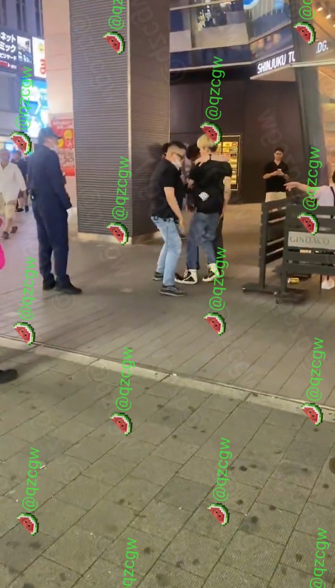 日本新宿东横街头精神小伙遭便衣警察当街按倒搜身现场画面曝光