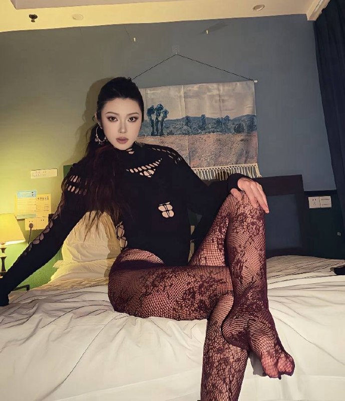 抖音网红泡芙老师线下约炮视频流出被指无套后入且纹身细节对上本人