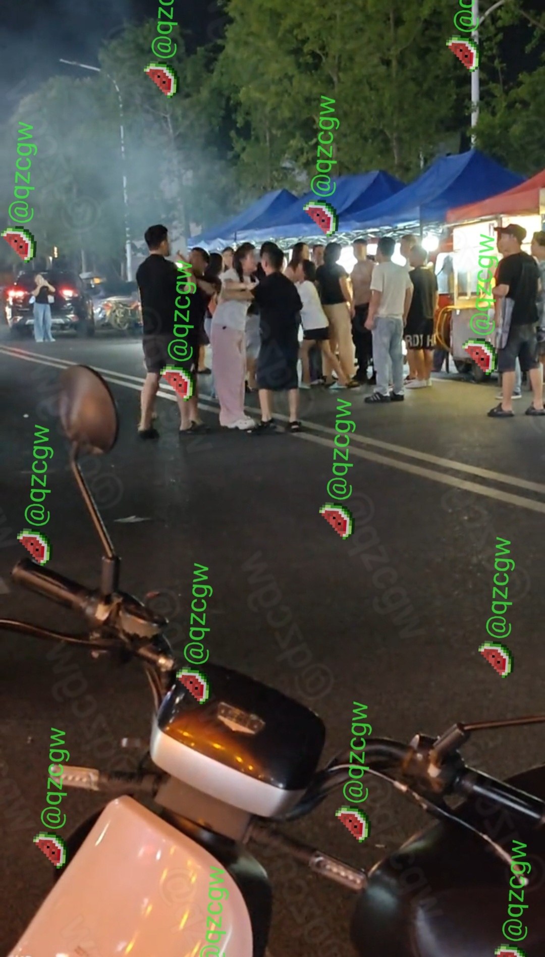 贵州某夜市因口角引发大规模群殴现场围观者高喊雄起助威