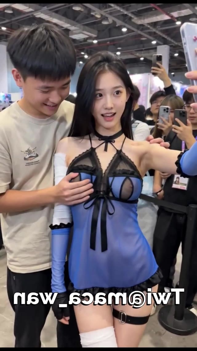 校花女友2萤火虫漫展露出篇AI成人短剧清纯校花女友为寻求刺激身着情趣内衣现身漫展并接受粉丝肢体骚扰