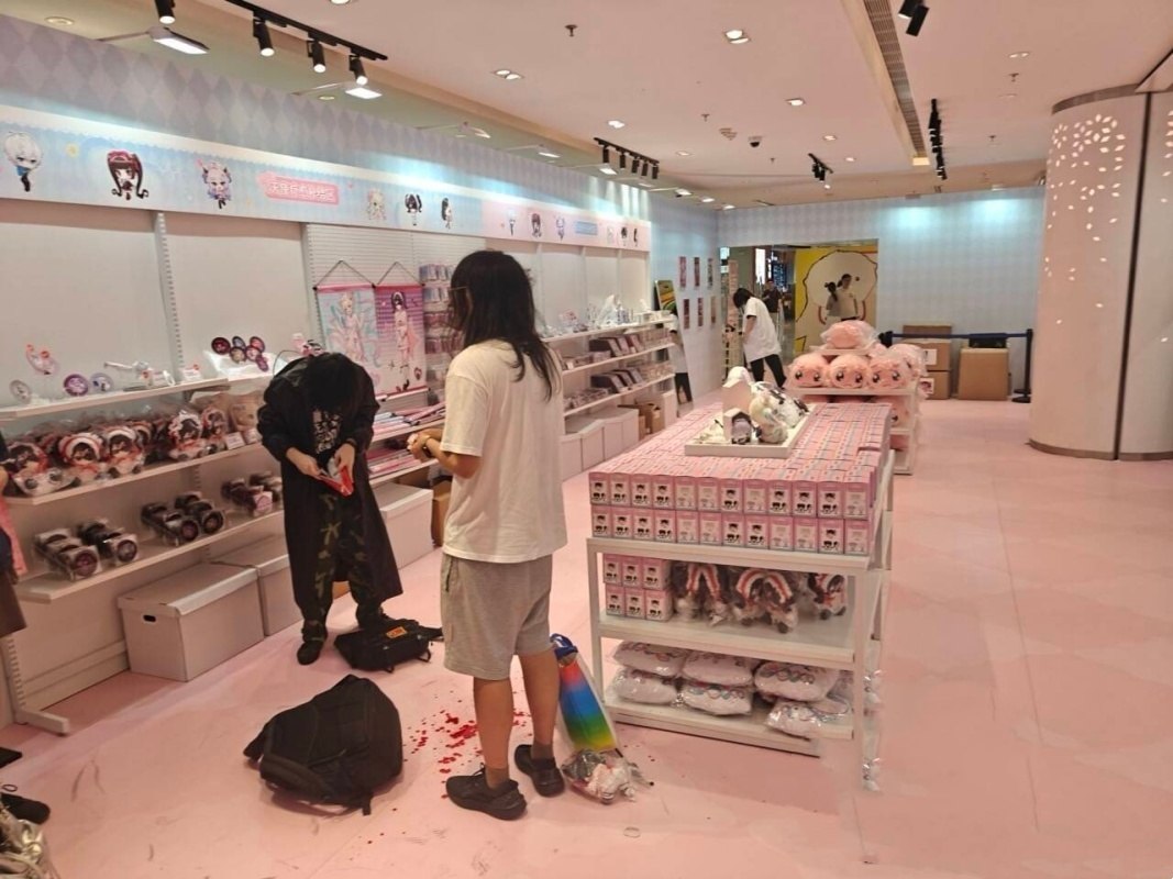 上海新世界城二次元快闪店突发持刀冲突导致人员受伤警方已介入调查