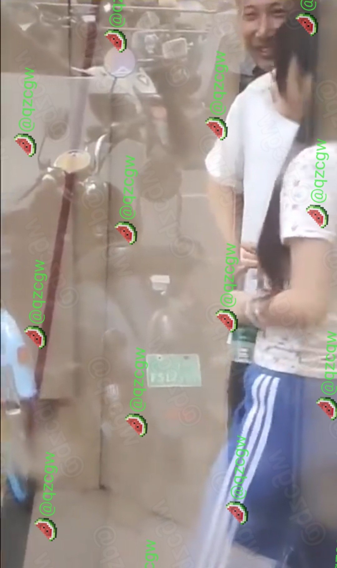 长发年轻女孩街头与秃顶壮硕中年男子亲密互动肢体接触动作大胆