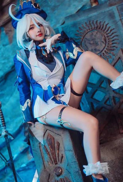 二次元嫩妹挑战芙宁娜角色扮演大尺度写真视频在摄影棚意外流出