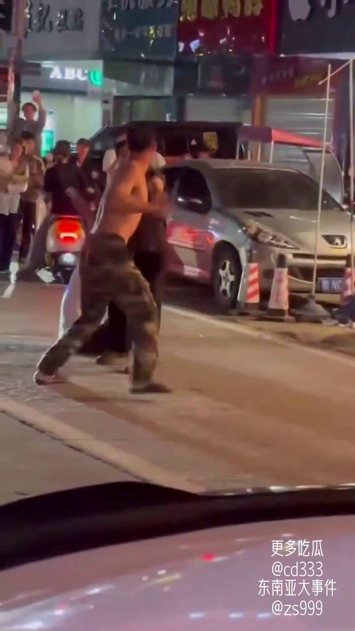 街头惊现迷彩裤赤膊男子单挑两名壮汉并连续将其击倒在地