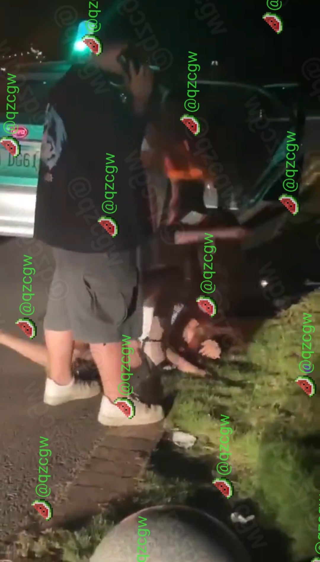 深夜街头数名火辣女子仅着内衣裤激烈互殴肢体冲突场面极具视觉冲击