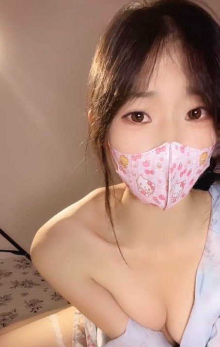 每日大赛 清纯嫩妹风主播直播间展示粉嫩私处并配合道具进行抽插表演