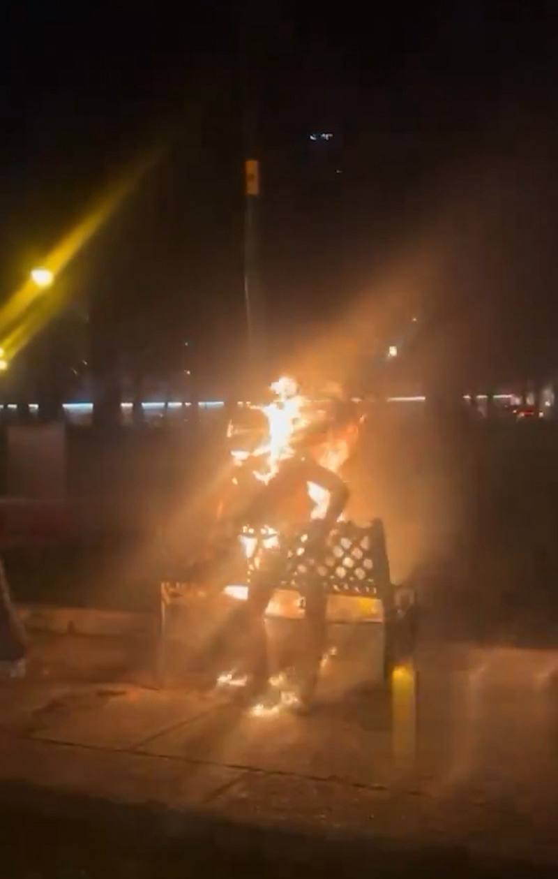 胡志明市男子因网赌输掉数十亿巨款在圣母大教堂附近当街自焚