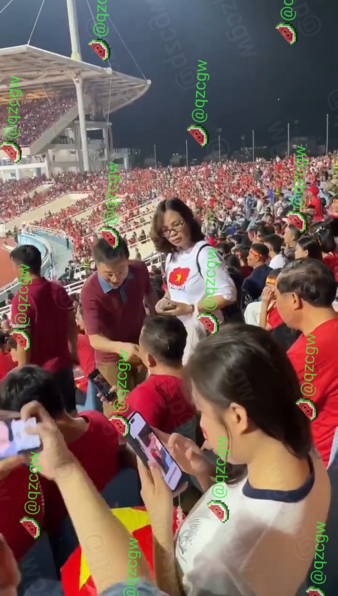越南足球决赛现场发生霸座事件，文明夫妻买票观战却遭人赖着不走