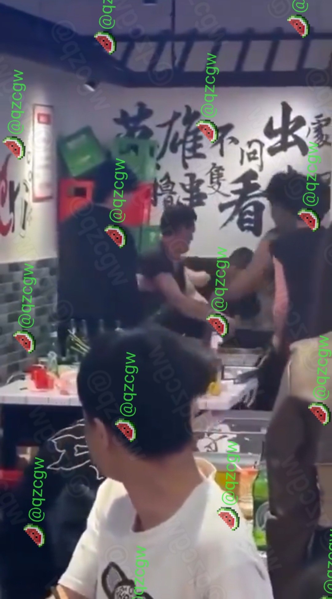 串串火锅店聚餐突发肢体冲突几名男子扭打成团并卷入长发女子