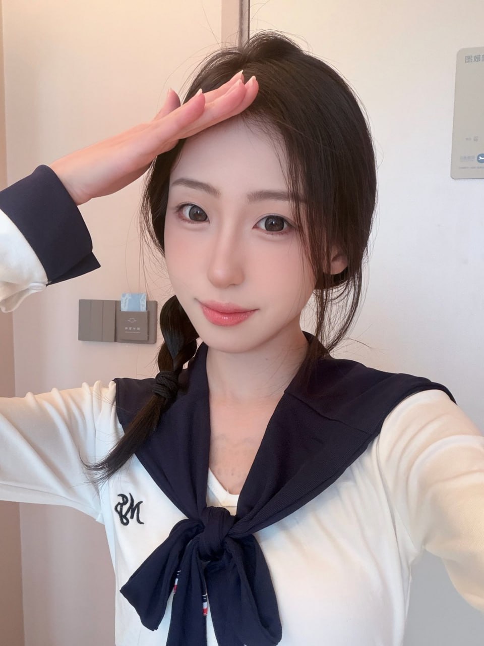 福州女子吴思敏伪装陪酒女骗取十万美金后勾搭股东被男伴曝光私密照