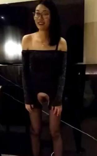 成人博主大鹏小山发布调教视频展示眼镜女友跪舔与后入高潮细节