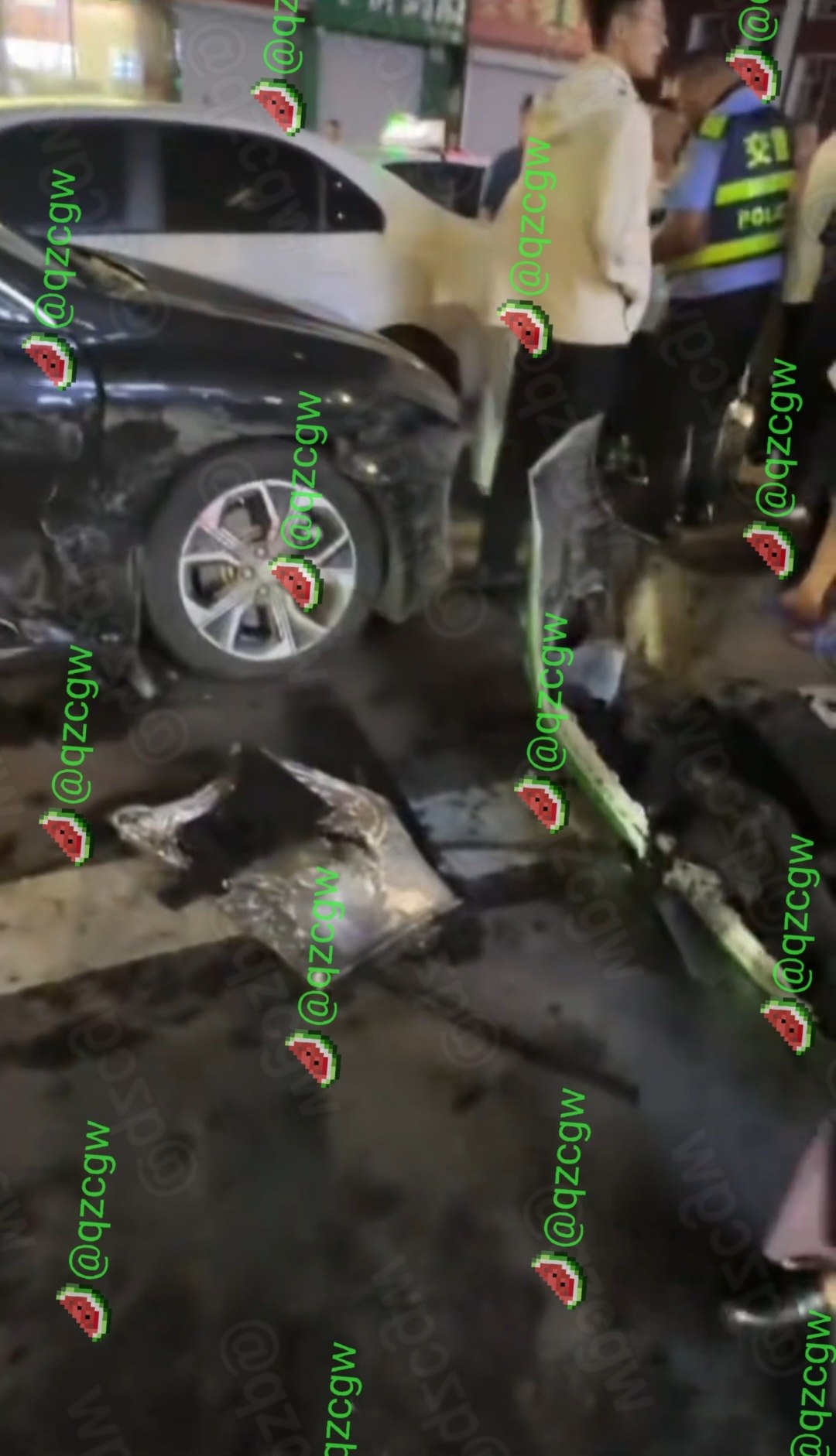 吉林榆树发生三车连环撞事故,私家车与出租车因抢行红绿灯导致车毁人伤