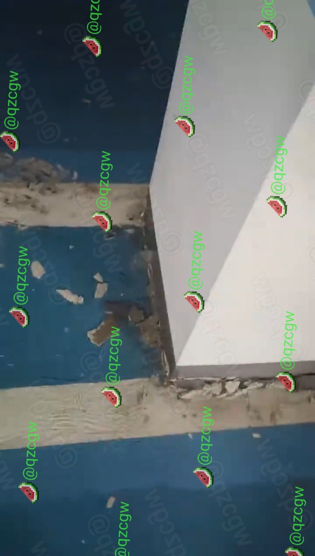 浙江湖州吴兴区某小区地下车库柱子渗水碎裂疑似筏板基础结构破坏