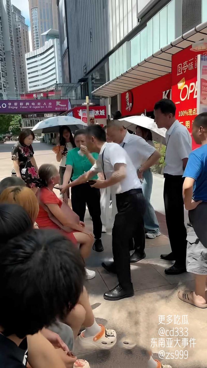 重庆南坪商圈一名老太太疑似顺手牵羊被当场识破并引发现场围堵