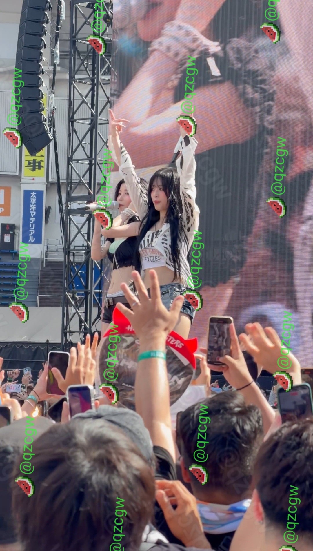 BABYMONSTER现身日本Summer Sonic音乐节并在花道环节通过洒水与粉丝互动