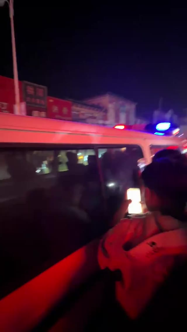 河北胜芳一知名女主播被榜一大哥带开房遭家属当街拦截并砸车