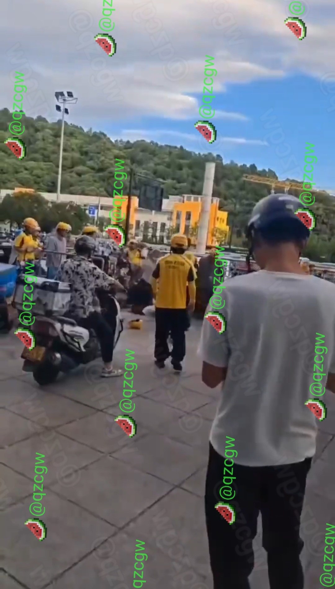 美团外卖骑手与白衬衫秃头中年男街头扭打并将其死死按倒在地