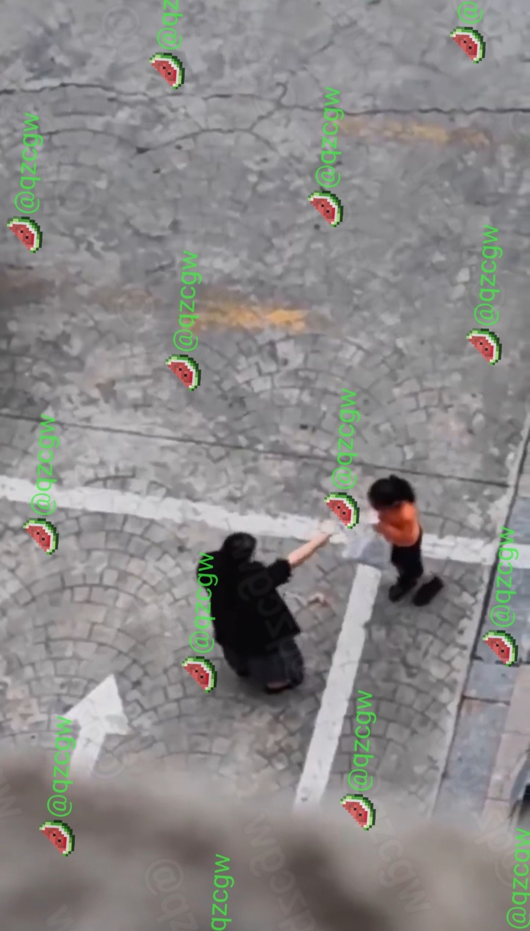 黑衣母亲因嫌弃孩子成绩丢脸在停车场对其拳打脚踢并强行带走补习
