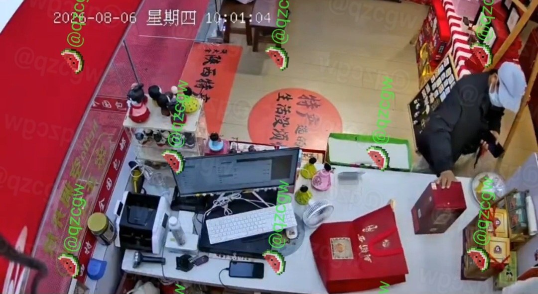 黑衣男子潜入烟酒特产店试图调包真烟被两名店员当场扭打抓获