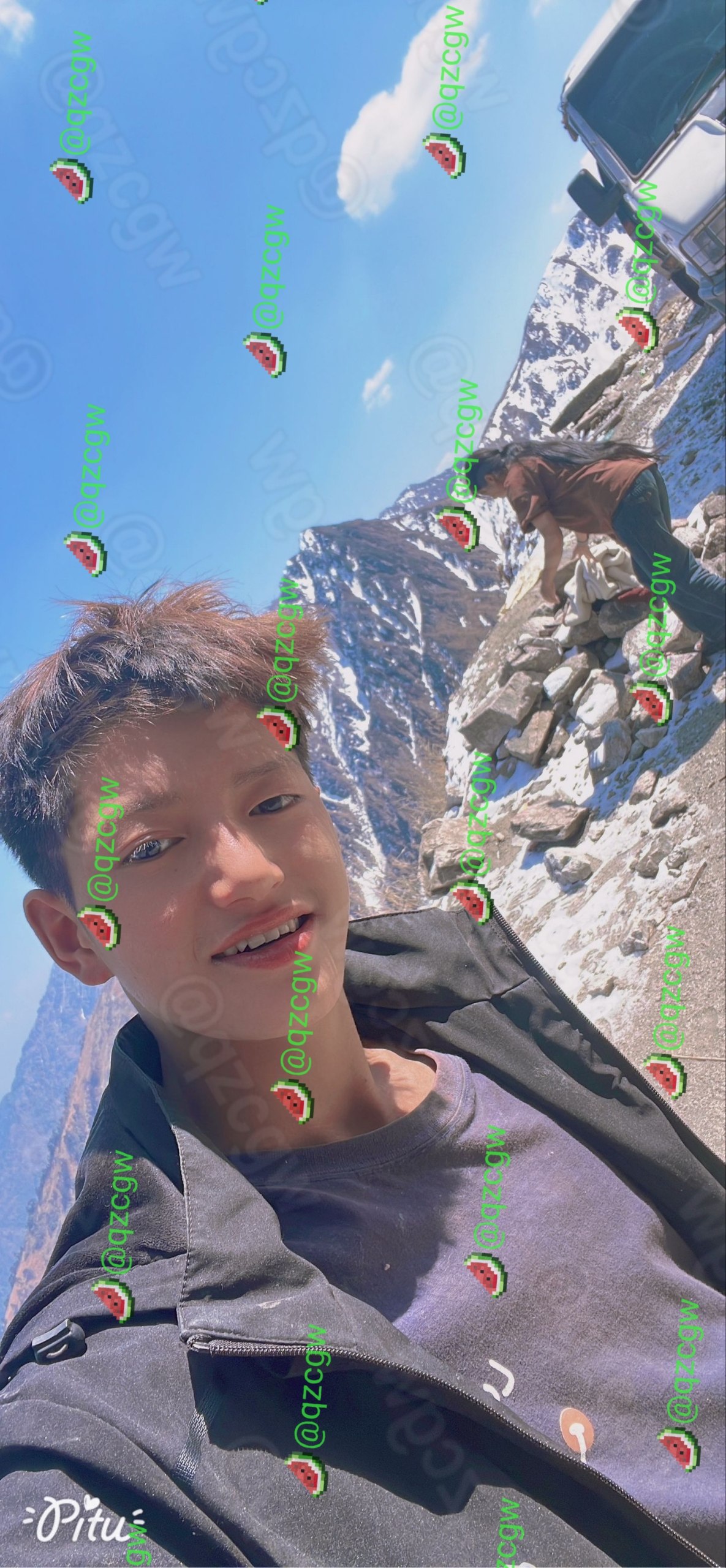 缅甸登山爱好者雪山遇难尸身被拉回后遭亲属化妆塞纸钱并公开视频纪念