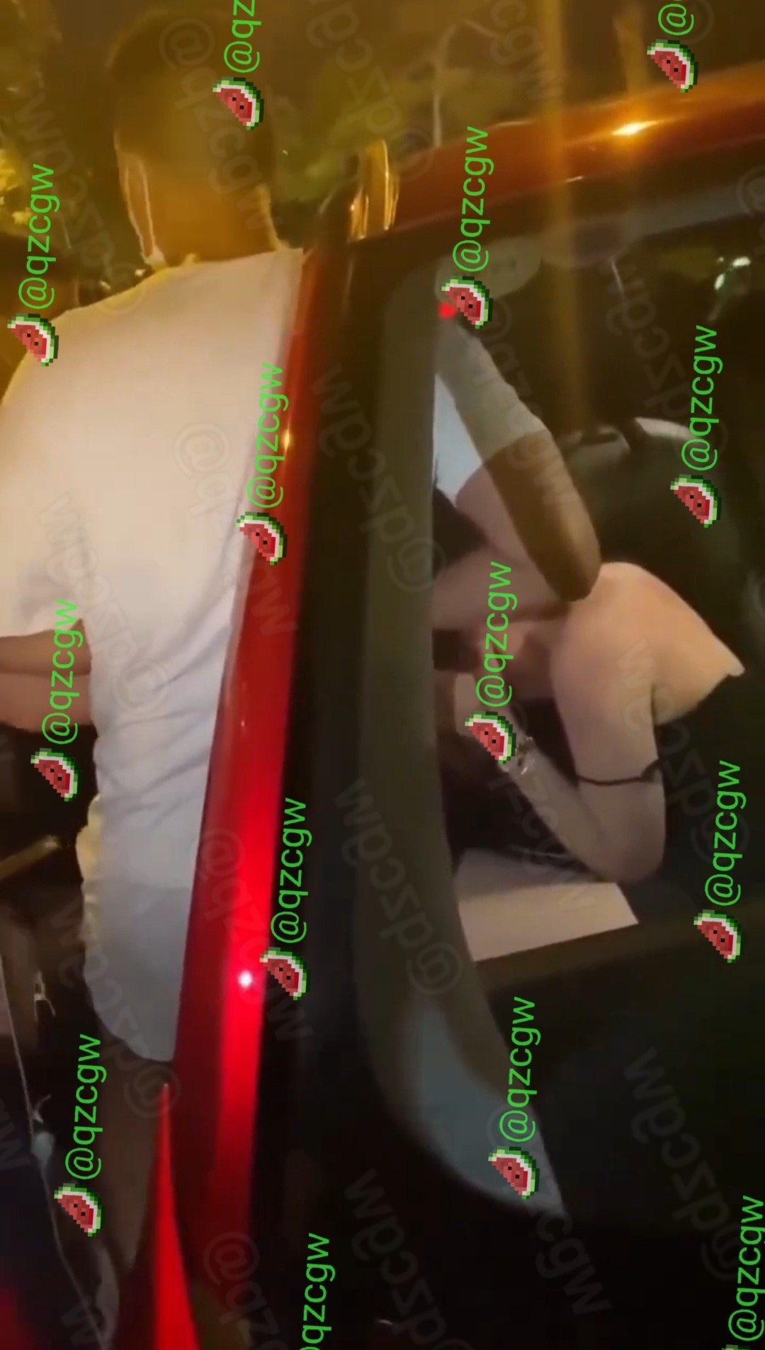 越南七夕情人节当街捉奸红色轿车内男女被撞破女方崩溃捂脸