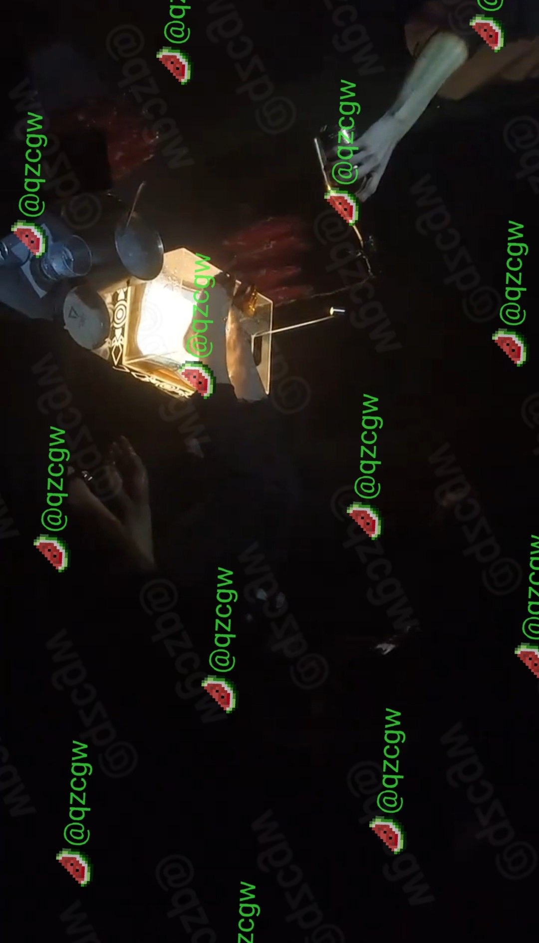 某KTV推出香槟洗脚服务并针对丝袜版加价销售引发猎奇关注