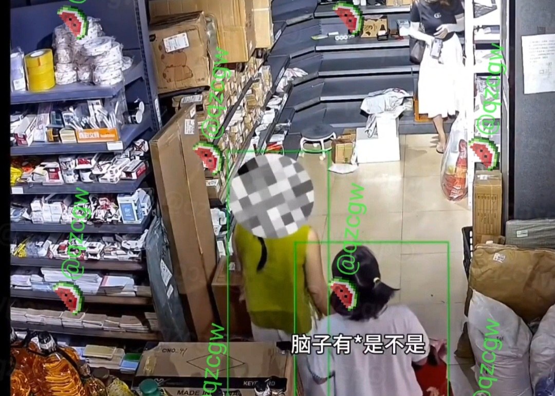 白裙女子路过小店恶意踢飞他人快递包裹并辱骂店员脑子有病
