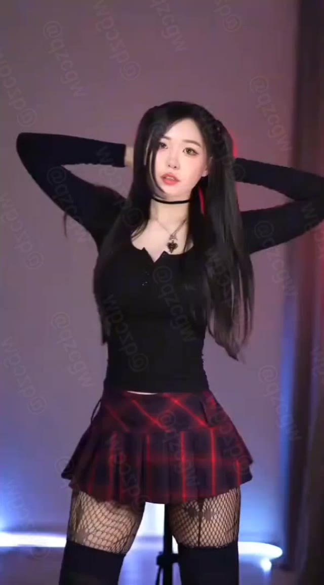 新加坡清纯网红MeriolChan被曝白天Cosplay跳舞夜里经营OnlyFans大尺度内容