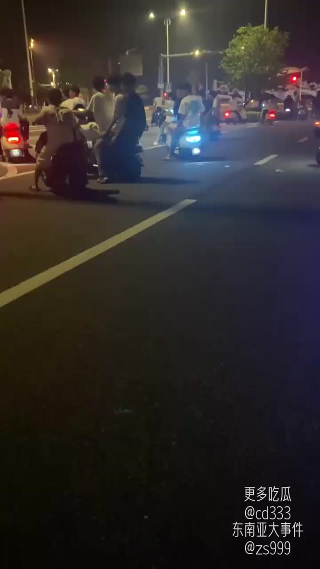 广西北海与柳州两地精神小伙深夜街头约架引发肢体冲突