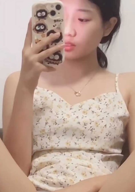 清纯系少女私拍视频流出展现叛逆一面包含舔足与自慰等露骨内容
