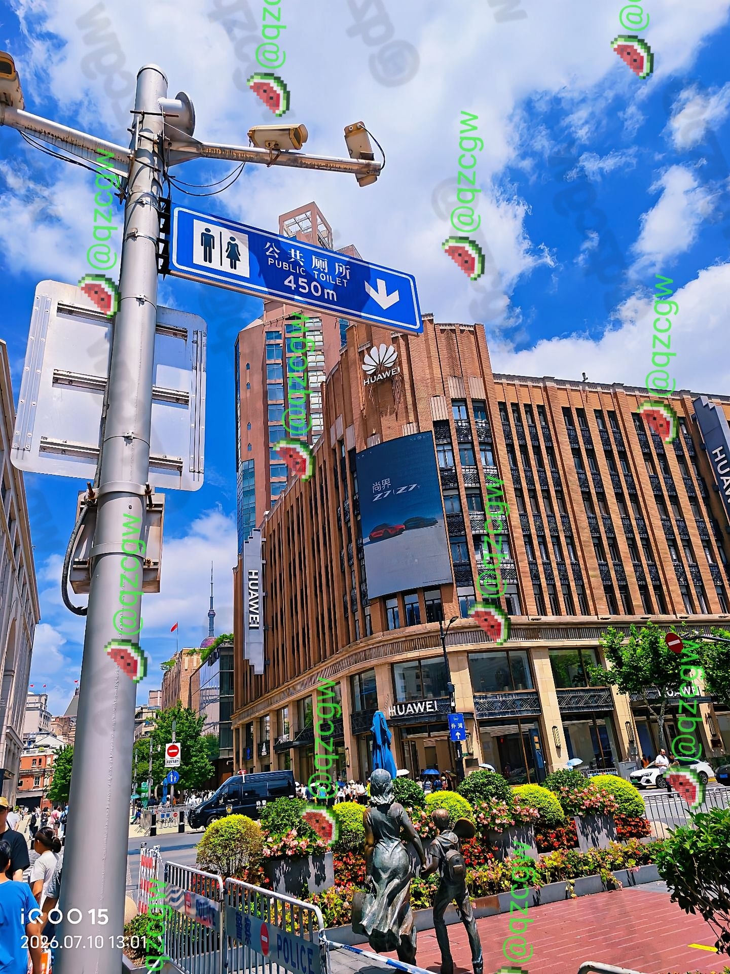 上海华为旗舰店因公厕路牌指向商标引发尴尬构图随后路牌被紧急更换