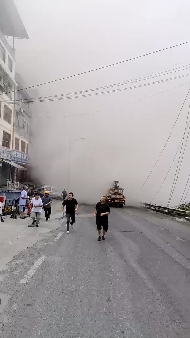 重庆彭水三桥发生突发性山体垮塌导致人员被掩埋