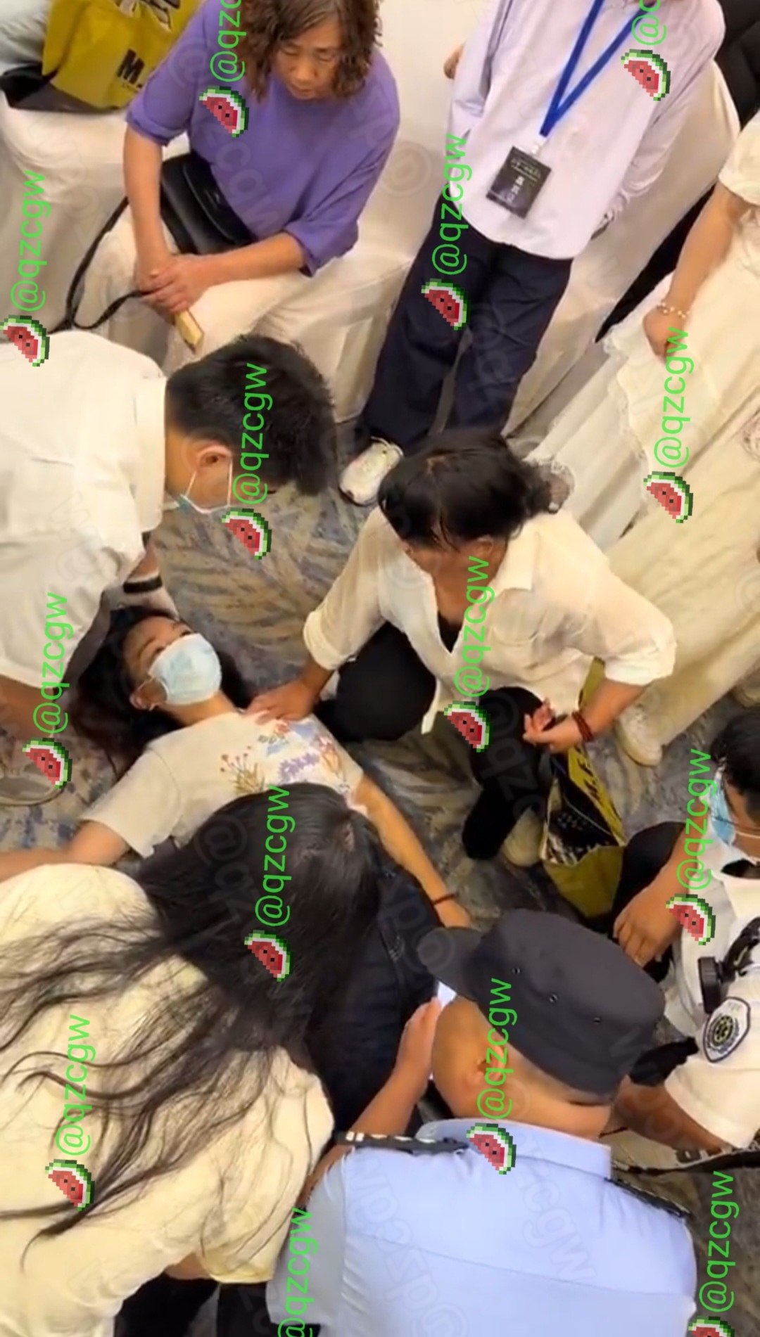室内活动现场年轻女子突发抽搐倒地引发混乱工作人员紧急施救