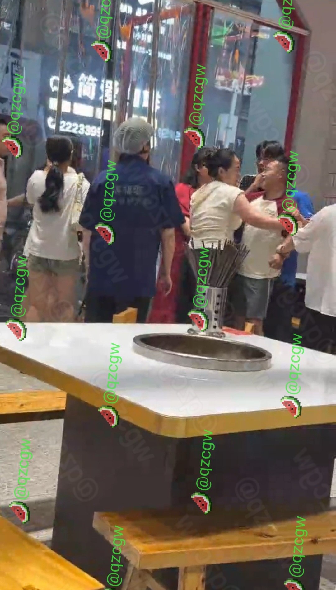 深夜火锅店门口爆发男女混战多名食客扭打在一起场面一度失控