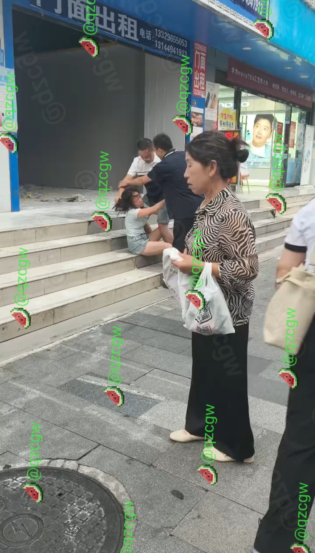 贵州凯里七夕商业街发生激烈情侣冲突女子被按在台阶上崩溃哭喊