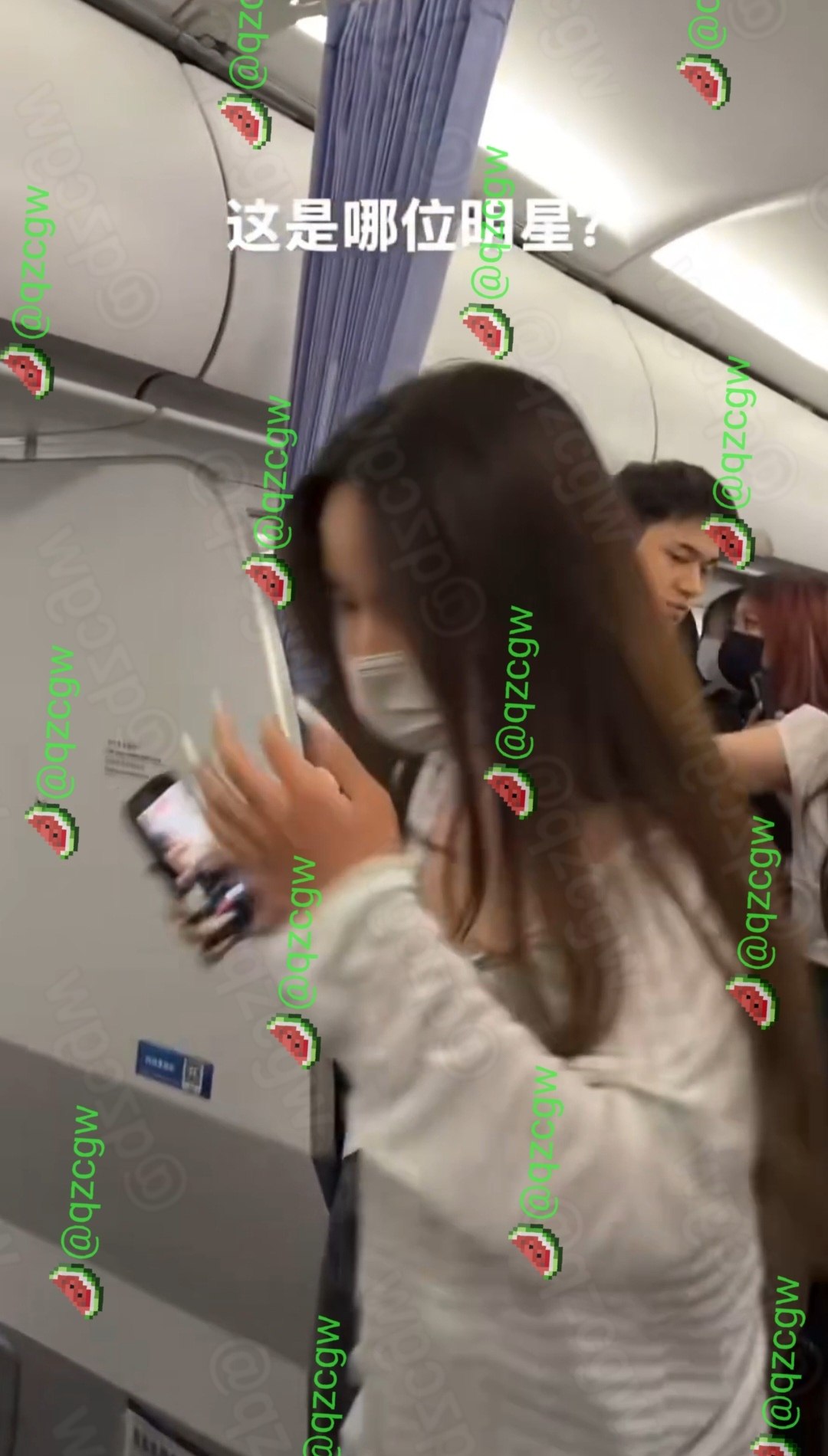 内地男艺人搭乘南航航班遭私生饭机舱围堵被迫裹毯蜷缩躲避