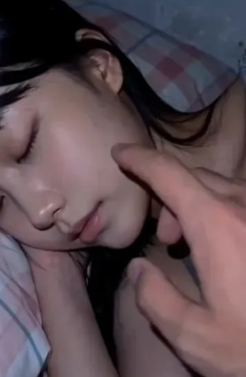 潜入女生宿舍 AI成人短剧 男生深夜潜入女寝对熟睡校花进行指奸与偷拍